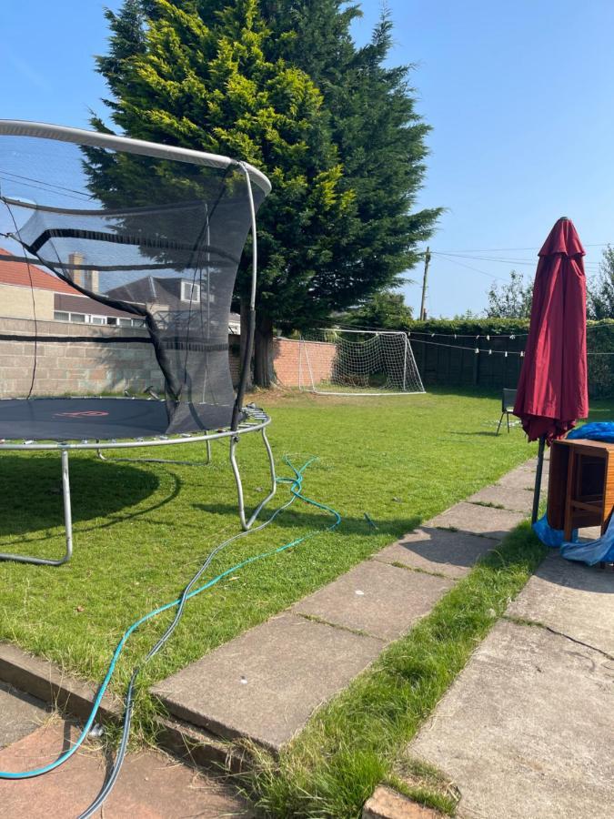 One Bedroom In Spacious Bungalow, Free Parking & Private Entrance EDI Eksteriør billede