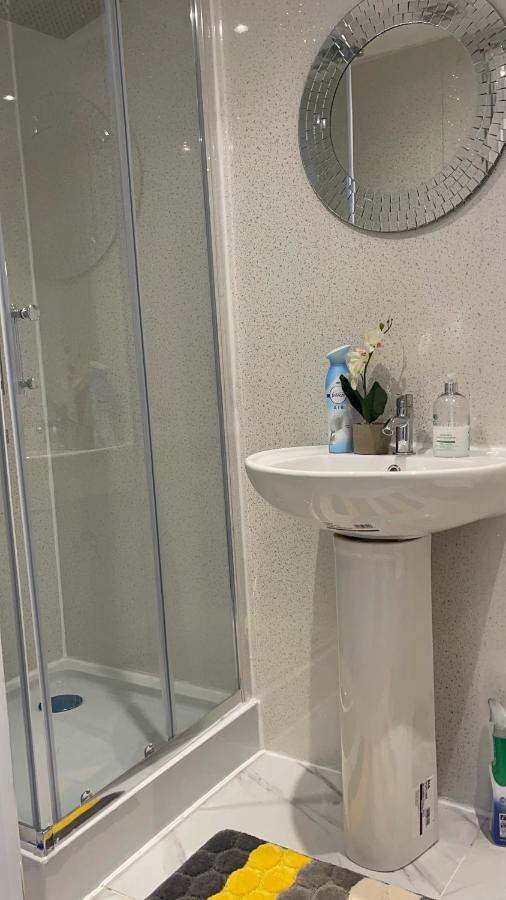 One Bedroom In Spacious Bungalow, Free Parking & Private Entrance EDI Eksteriør billede