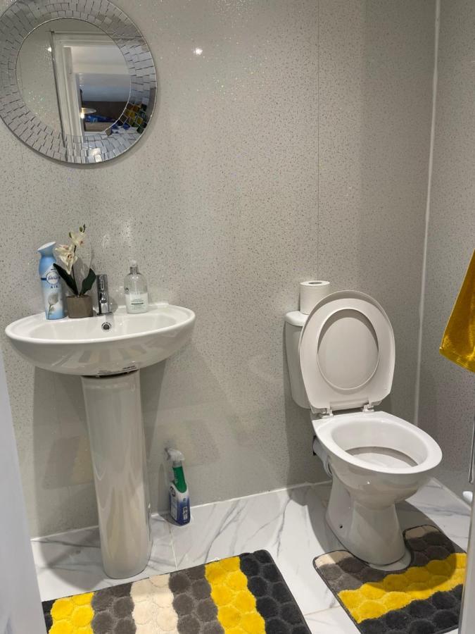 One Bedroom In Spacious Bungalow, Free Parking & Private Entrance EDI Eksteriør billede