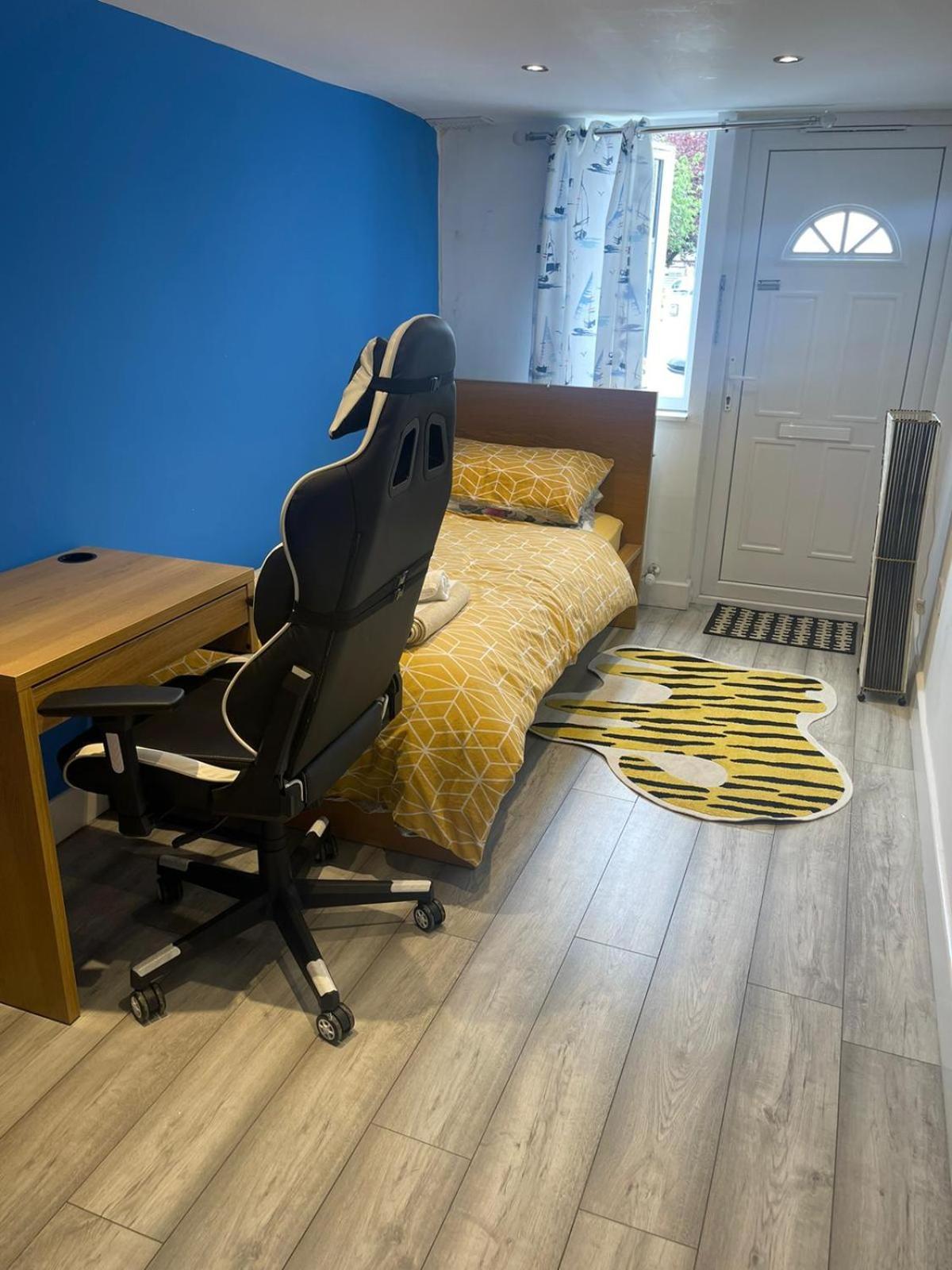 One Bedroom In Spacious Bungalow, Free Parking & Private Entrance EDI Eksteriør billede